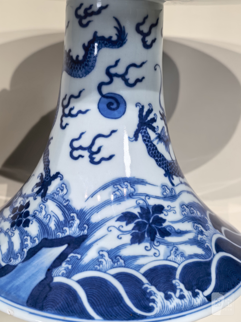 清乾隆 青花海水江崖鱼化龙纹高足盘 - 图11